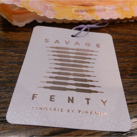 Savage X Fenty Lace Bra Panties Set Women's Size 32B Medium NWT - Picture 3 of 3